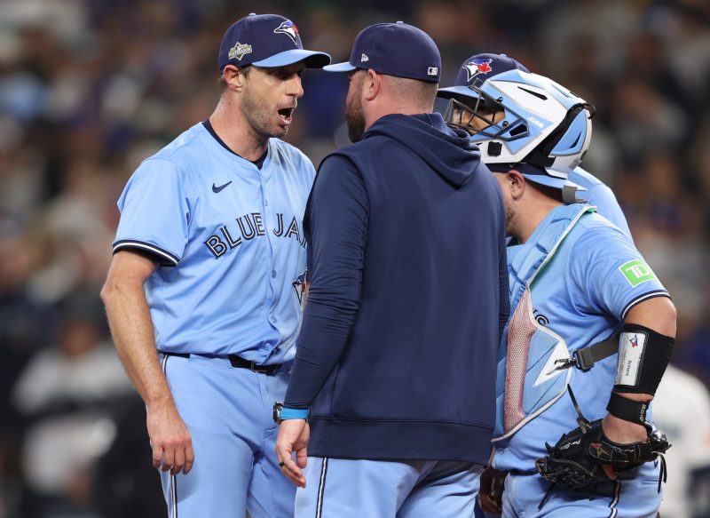 Three-time Cy Young winner returns to LA after disappointing Dodgers
